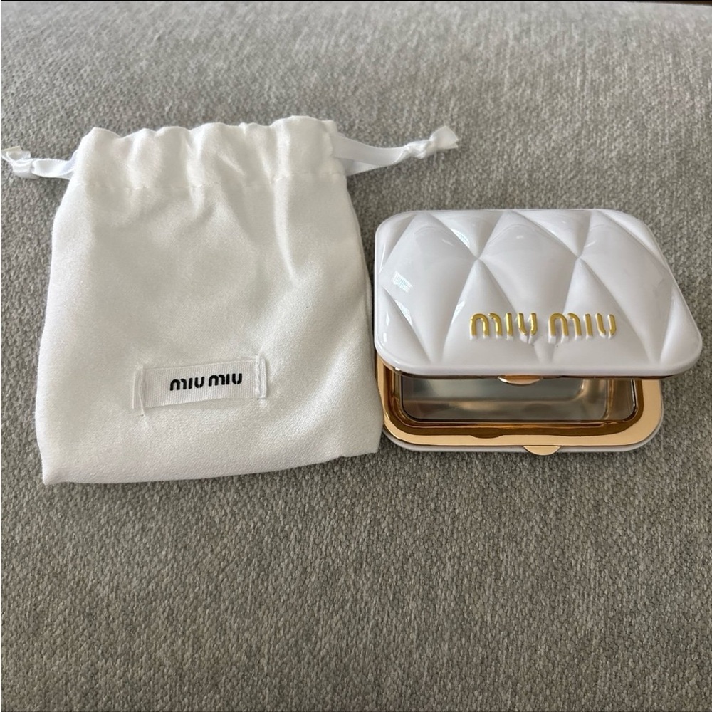 MM White Quilted Compact mirror - Picture 1 of 3